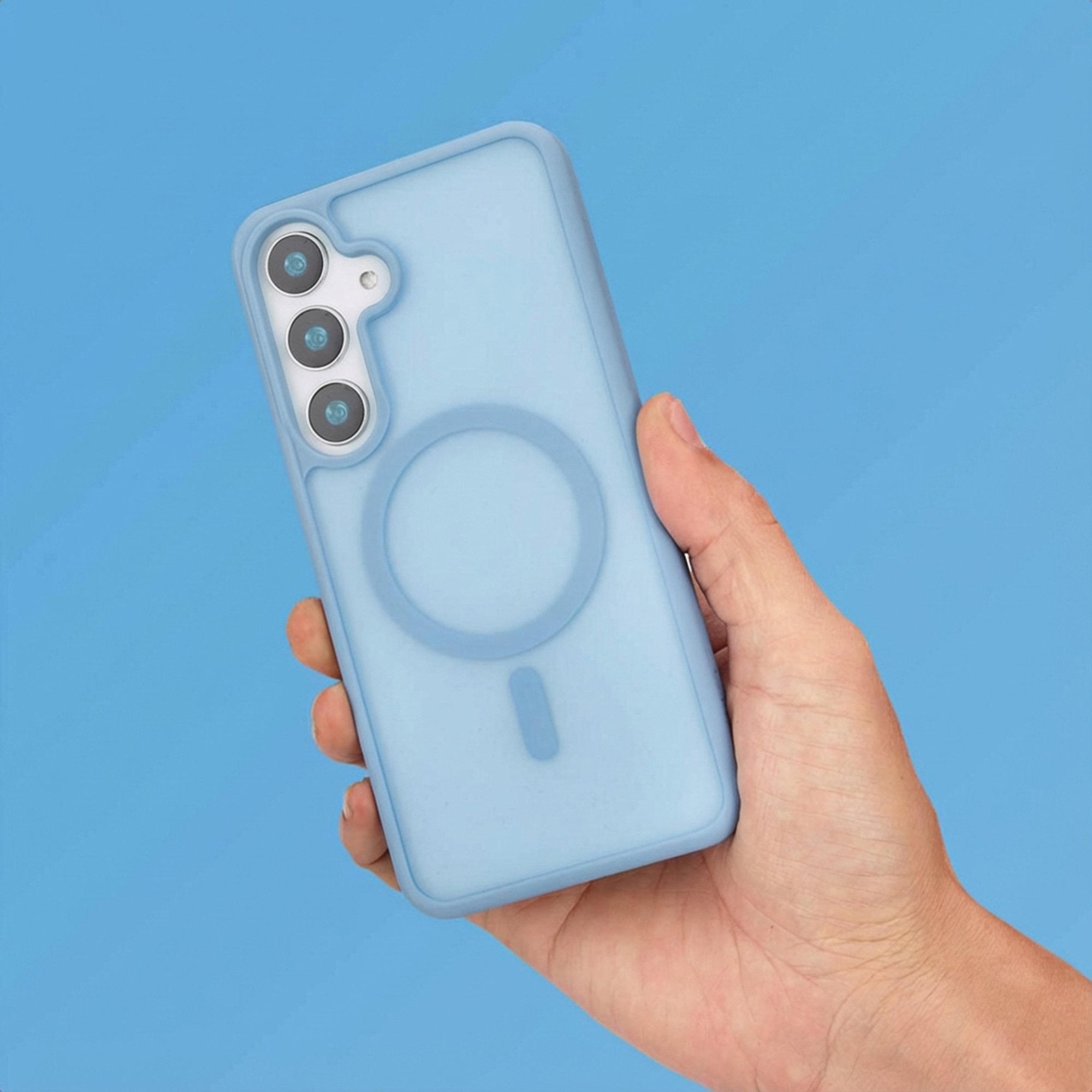 Een hand houdt een lichtblauwe telefoonhoes vast met een ronde magnetische ring.