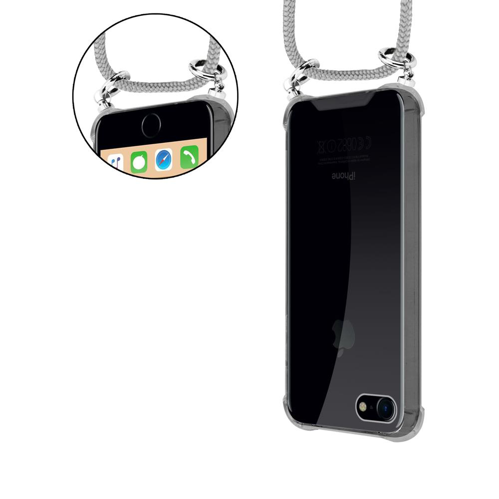 Un iPhone in una custodia trasparente con tracolla, indossato a spalla.