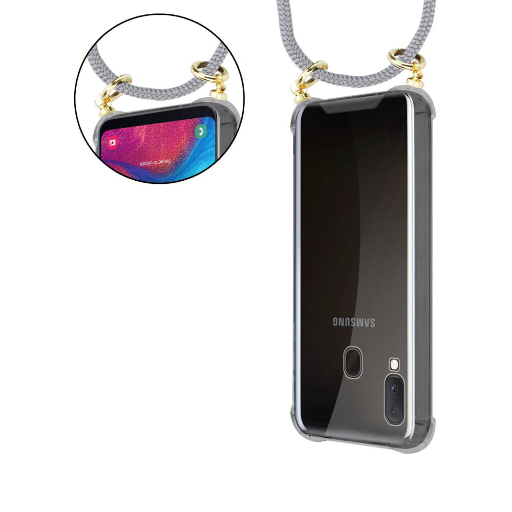 Uno smartphone Samsung in custodia trasparente con laccetto grigio.