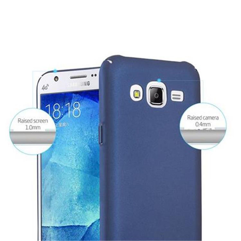 Telefono blu con cover blu, schermo mostra 18:18. Fotocamera e schermo rialzati.