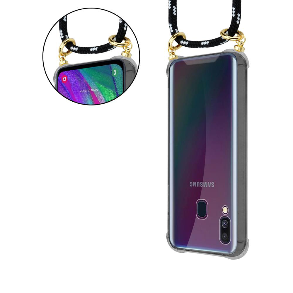 Uno smartphone Samsung in una custodia trasparente con laccetto.