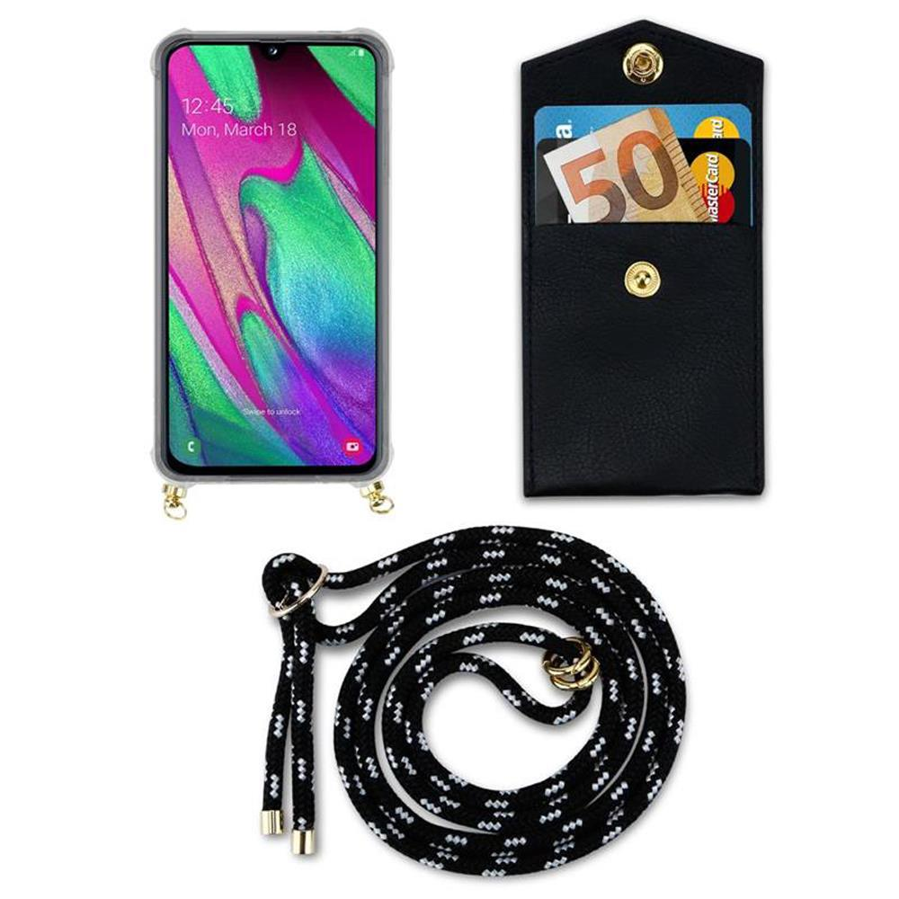 Uno smartphone in custodia, un portafoglio con soldi e carte, e un cordino.