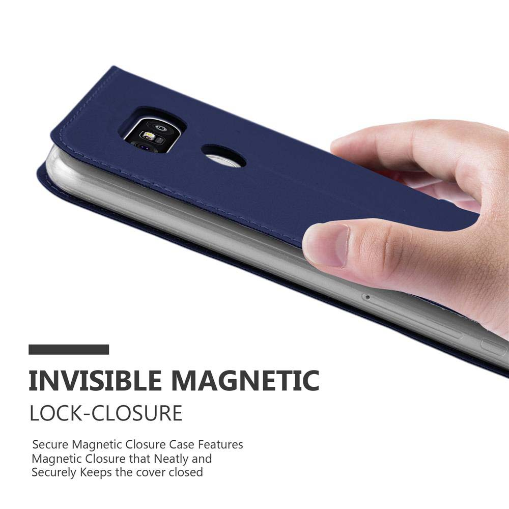 Una mano tiene una custodia blu per telefono con chiusura magnetica.