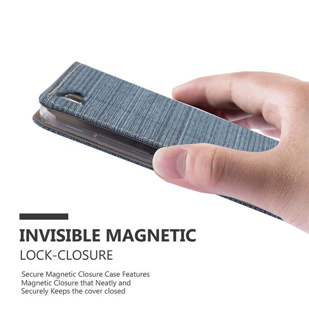Una mano tiene una custodia blu per telefono con chiusura magnetica invisibile.