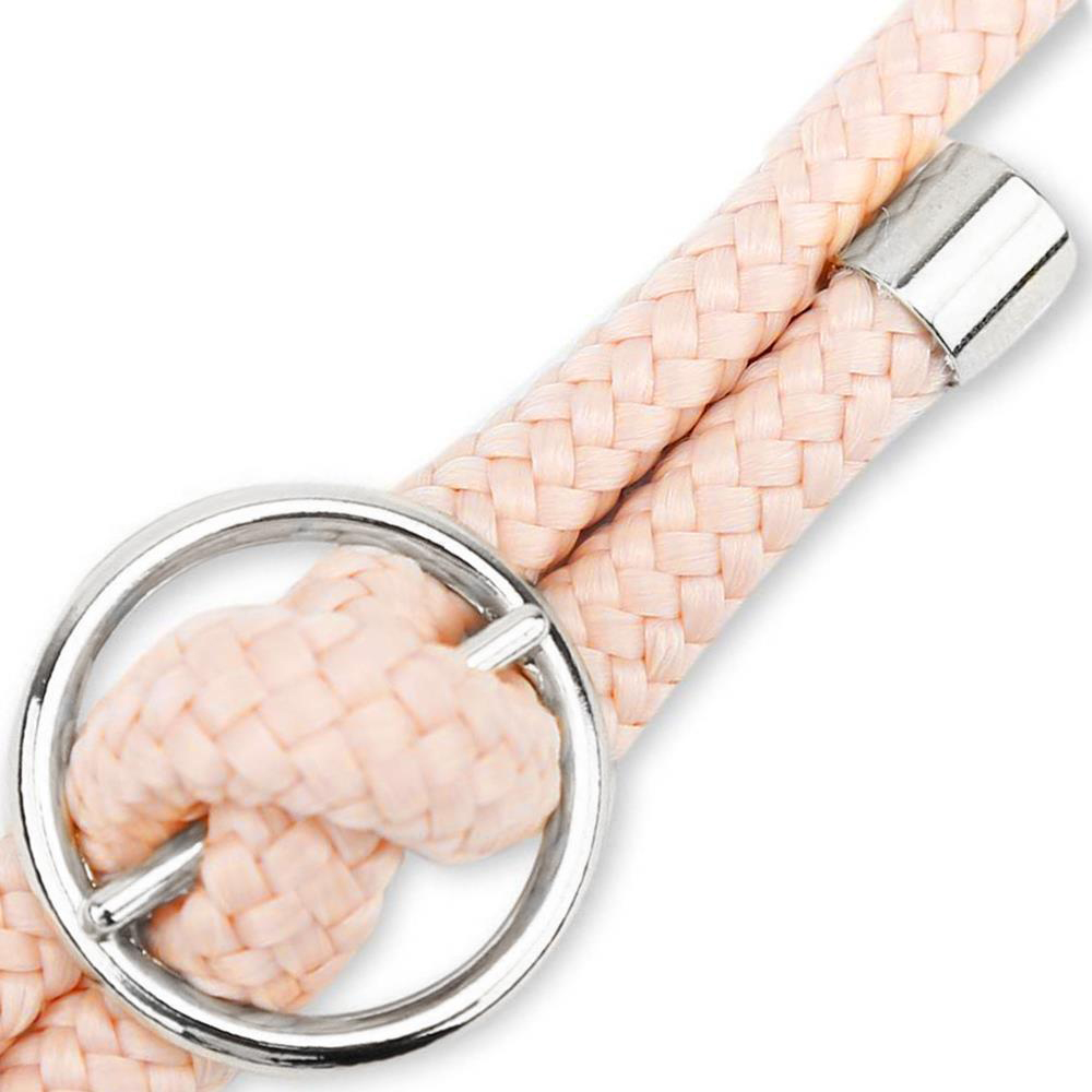 Un cordone intrecciato rosa chiaro con finiture argentate e un anello.
