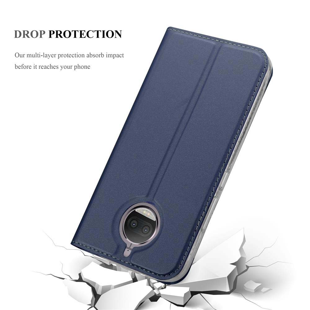 Custodia blu per telefono con ritaglio fotocamera, su superficie bianca incrinata.