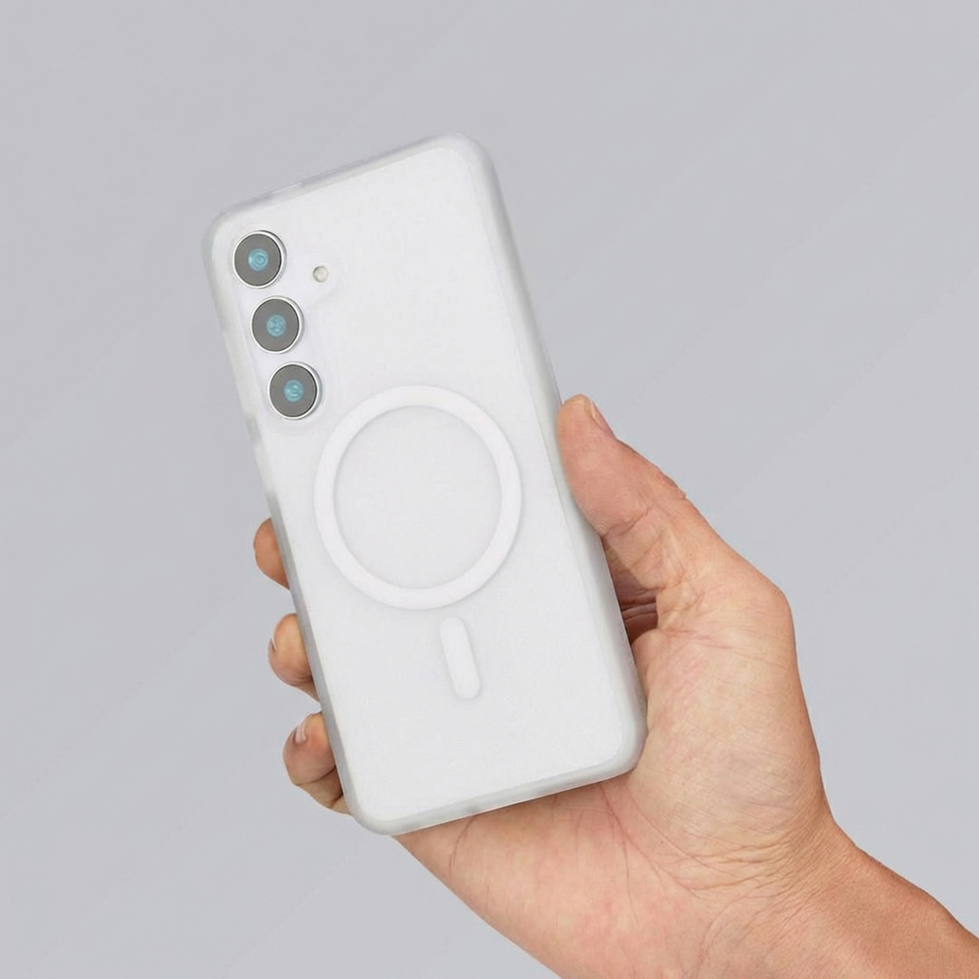 Een hand houdt een witte smartphone vast met drie camera's en een magneetring.