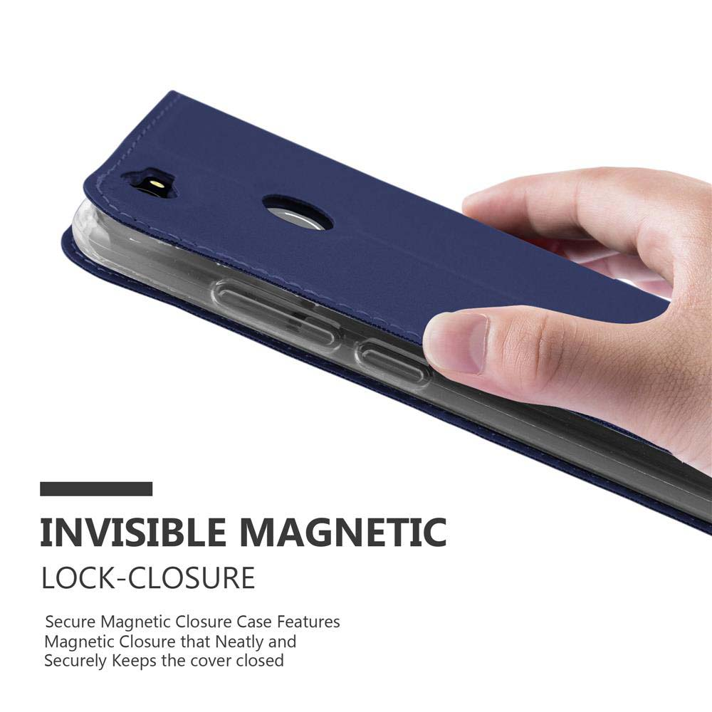 Una mano tiene una custodia per telefono blu scuro con chiusura magnetica.