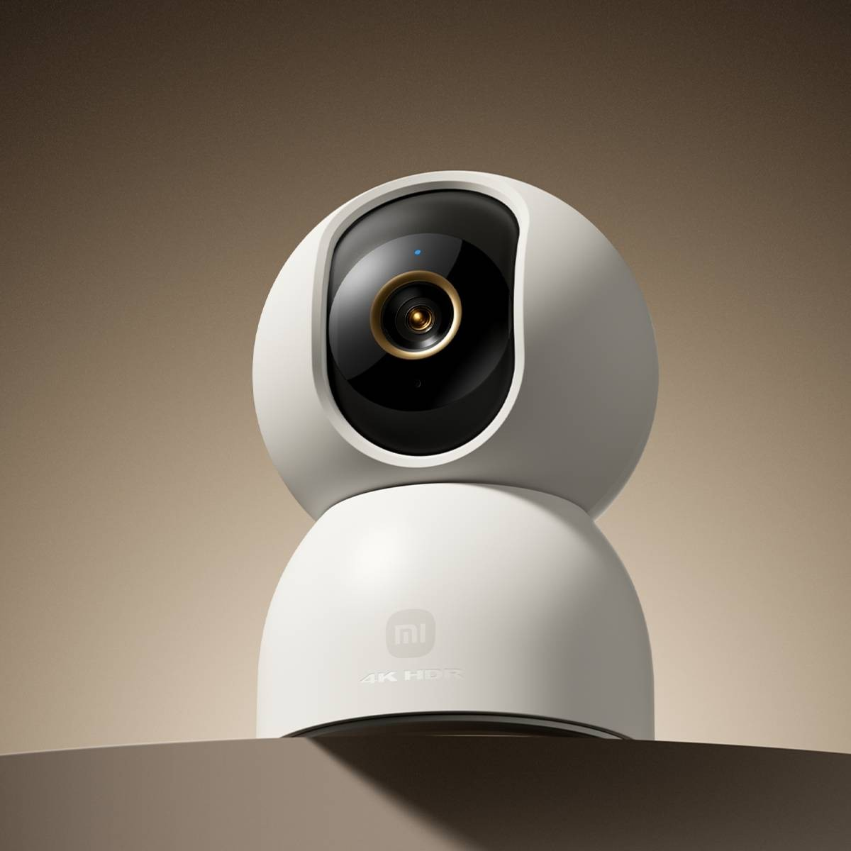 Biała kamera bezpieczeństwa ze złotym pierścieniem wokół obiektywu i niebieską diodą.