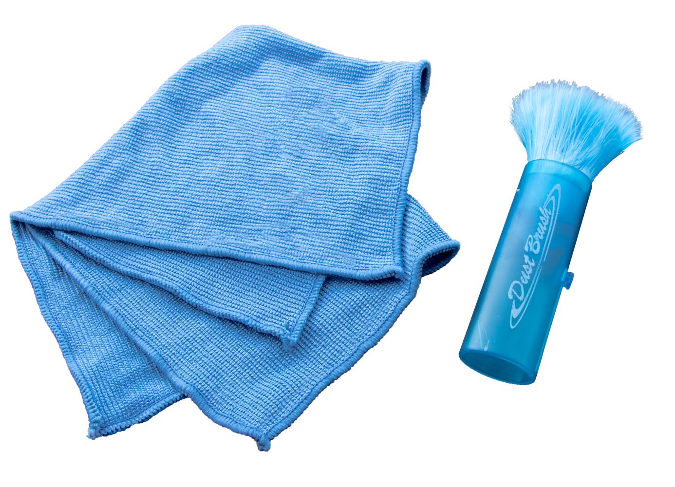 Niebieska ściereczka z mikrofibry i niebieska szczotka do kurzu z przezroczystą rączką.