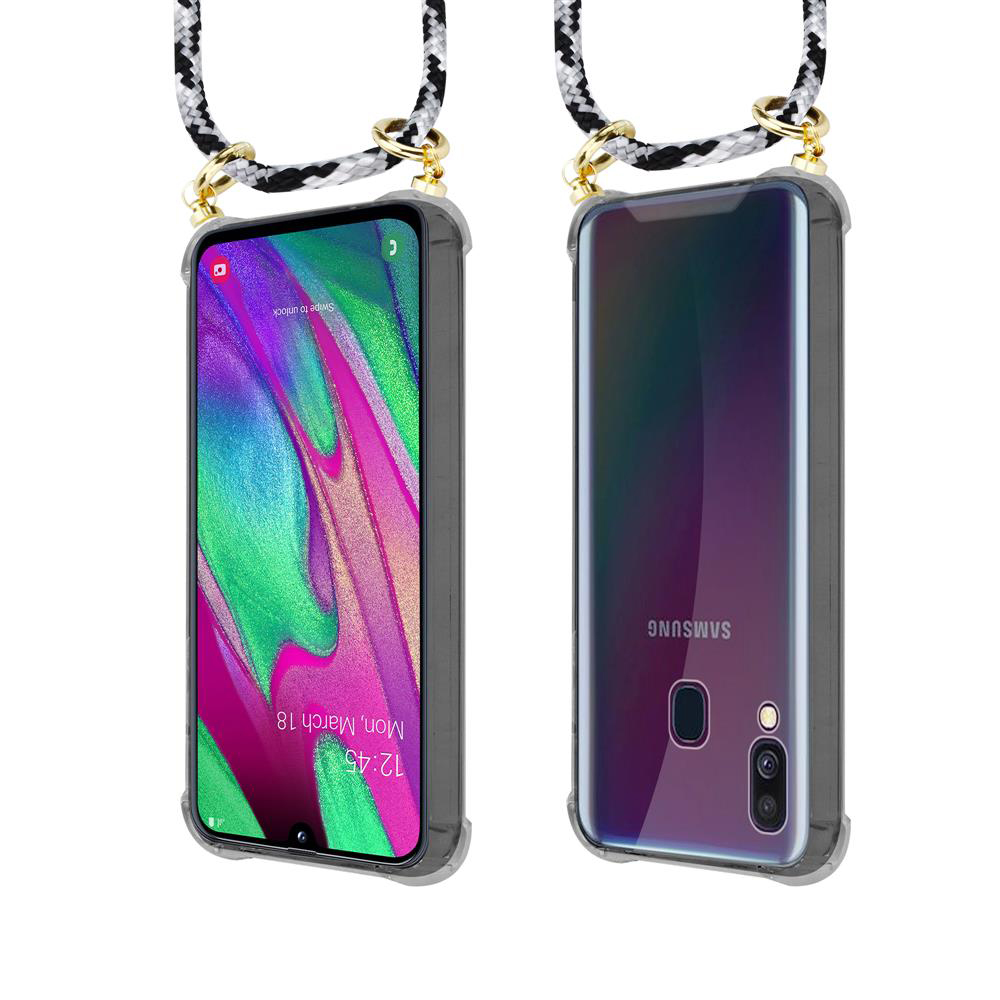 Due telefoni Samsung in custodie trasparenti con cordini bianchi e neri.