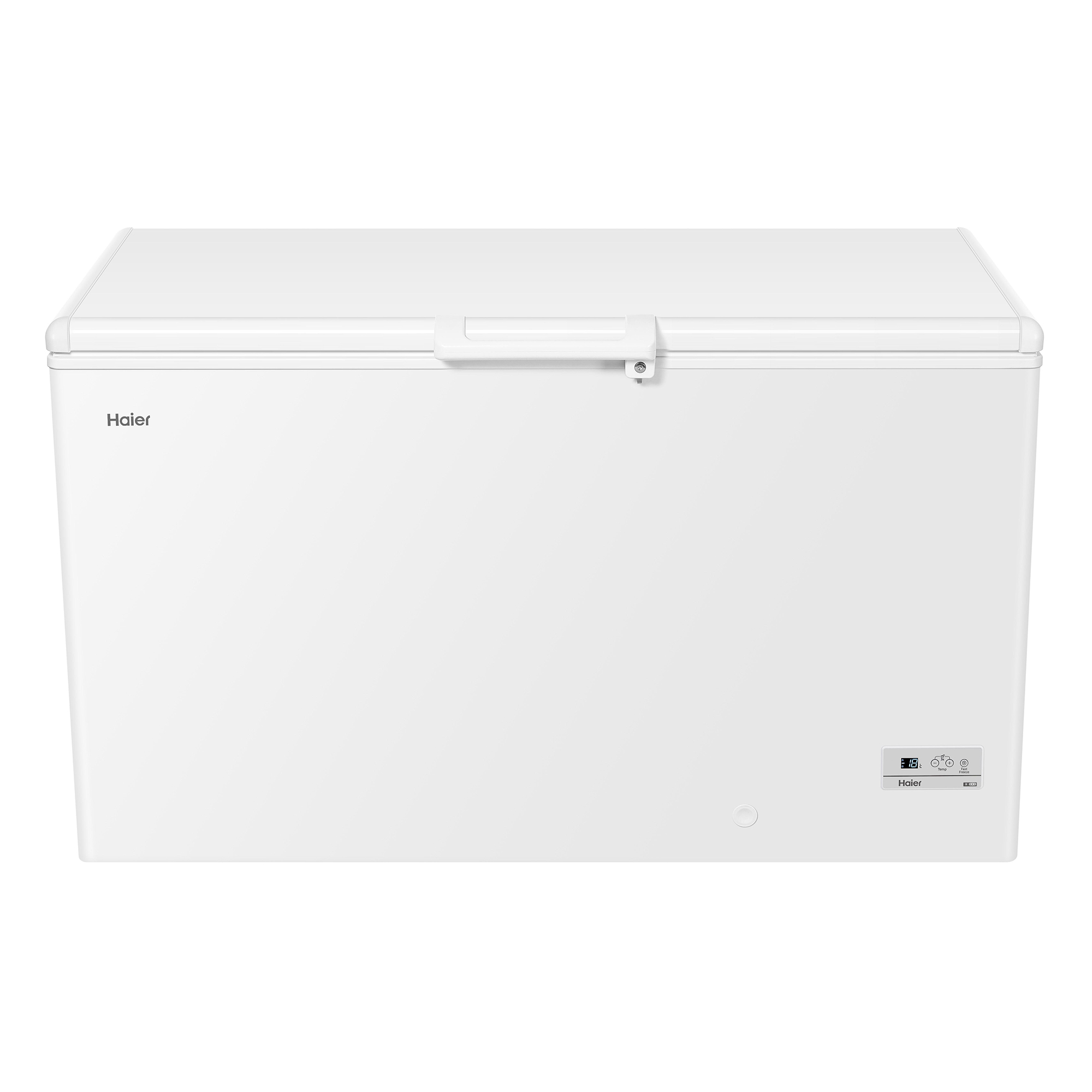 Eine weiße Haier-Truhengefriertruhe mit Griff und digitaler Temperaturanzeige.