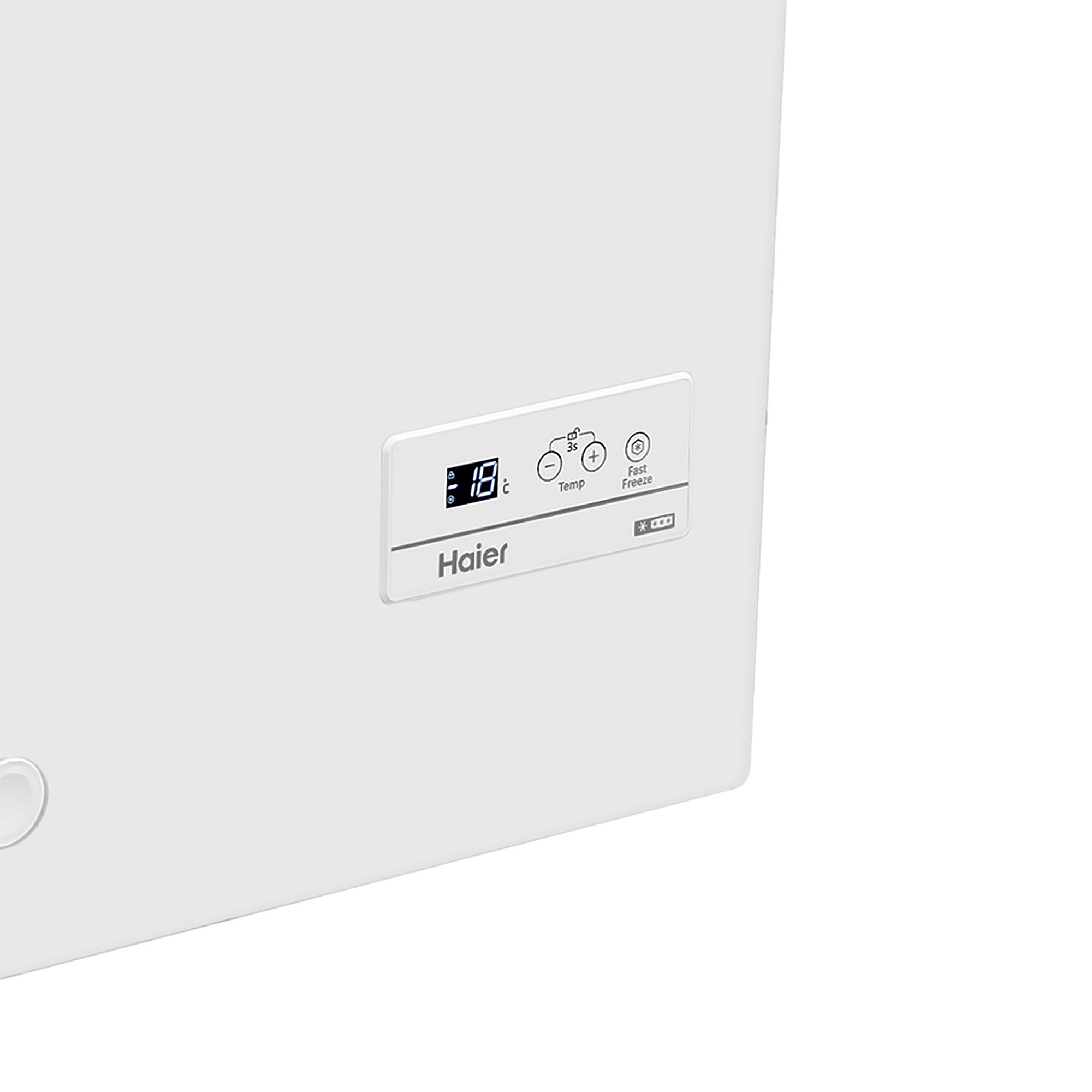 Weiße Truhe mit digitaler Anzeige, die -18°C zeigt. Haier Logo.