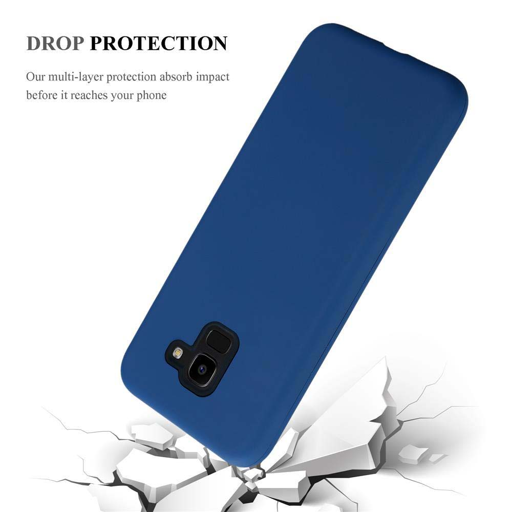 Una cover blu per telefono cade su una superficie bianca incrinata.