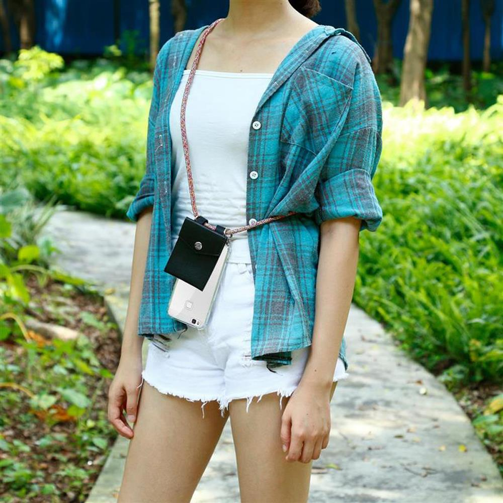 Frau trägt ein blau kariertes Hemd, weiße Shorts und eine Handytasche mit Lanyard.