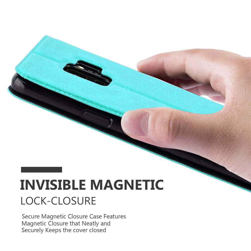 Mano che tiene una custodia a libro turchese con chiusura magnetica.