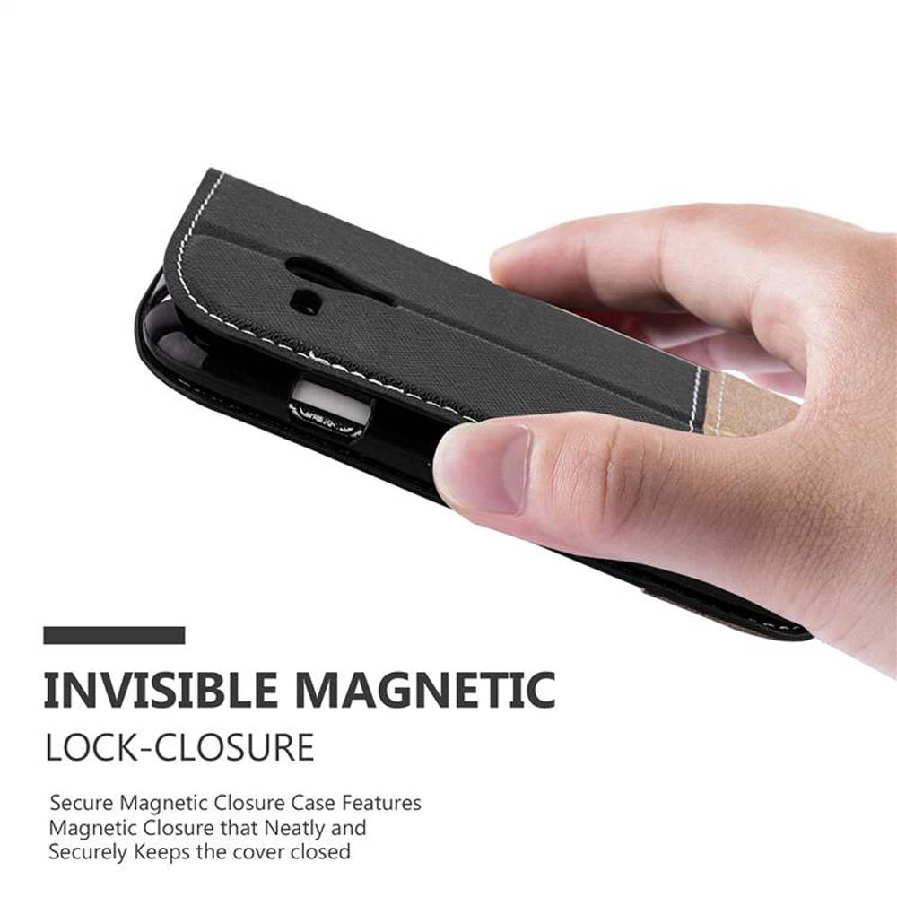 Hand hält schwarze Handyhülle mit magnetischem Verschluss.