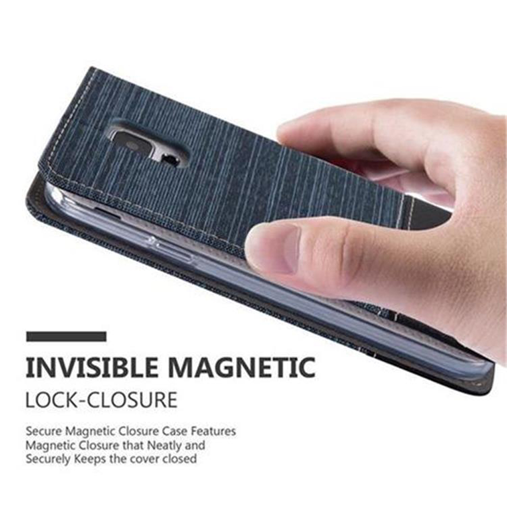 Eine Hand hält eine dunkelblaue gestreifte Handyhülle mit unsichtbarem Magnetverschluss.