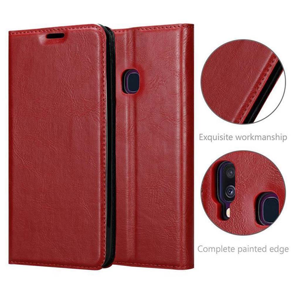 Funda roja de cuero para teléfono, abierta, mostrando detalle de cámara.