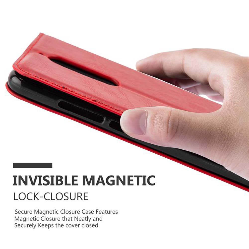 Custodia rossa per telefono con chiusura magnetica tenuta da una mano.