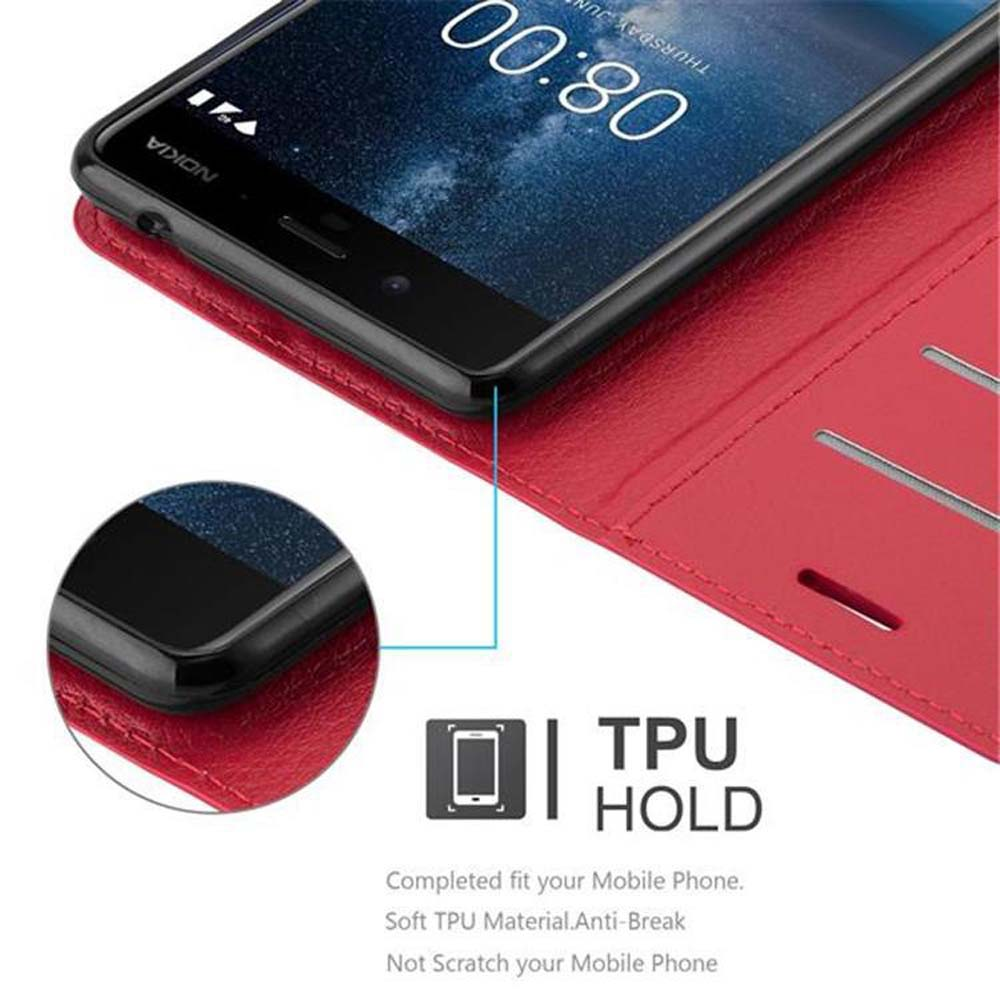 Una custodia rossa per telefono tiene uno smartphone Nokia che mostra le 08:00 sullo schermo.