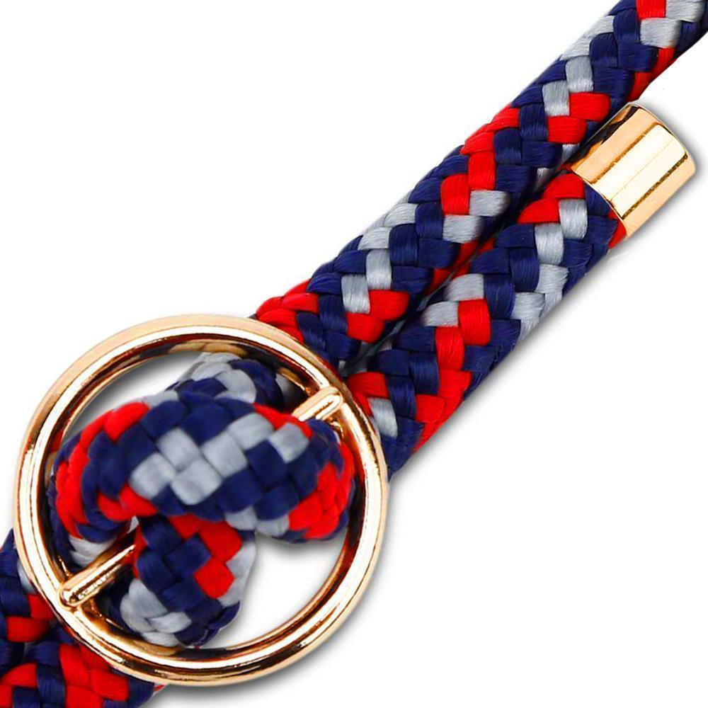 Un cordone intrecciato a righe rosse, blu e grigie, con un anello dorato.