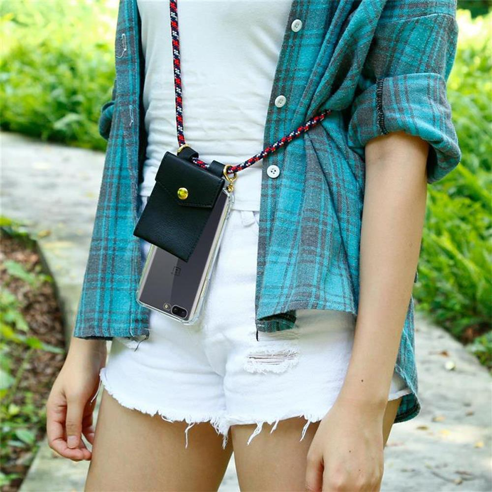 Person mit Handy-Tasche und Schnur, trägt kariertes Hemd und weiße Shorts.