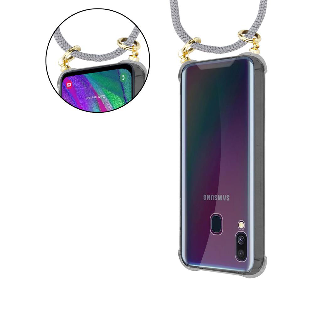 Viene mostrato un telefono Samsung in una custodia trasparente con un cordino grigio.