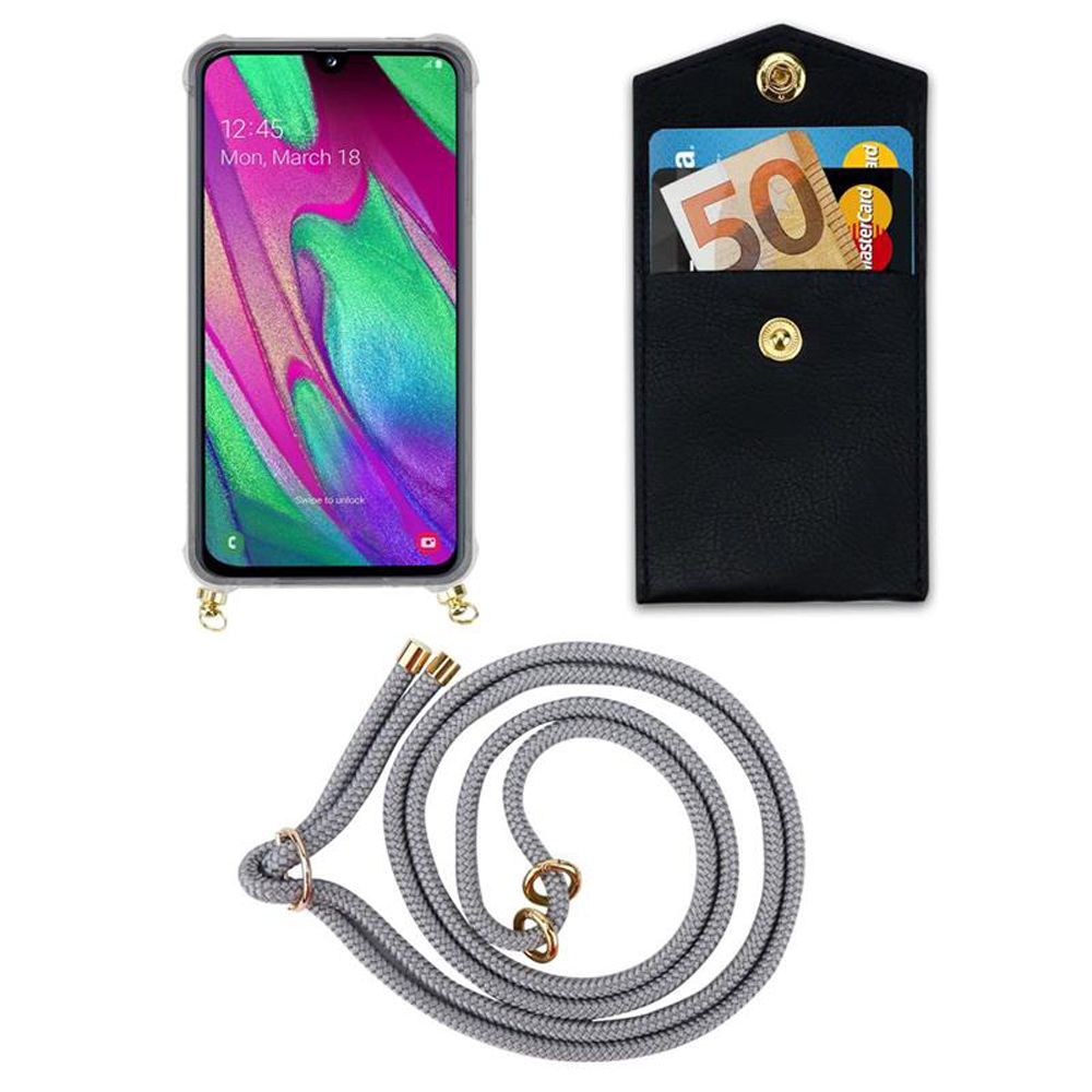 Smartphone con custodia, portafoglio con carte/soldi e cordino su sfondo bianco.
