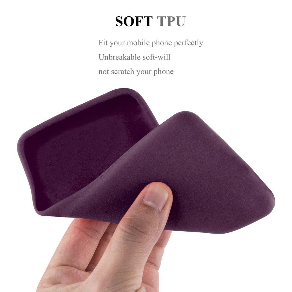 Una mano tiene una cover per telefono in TPU flessibile viola scuro.