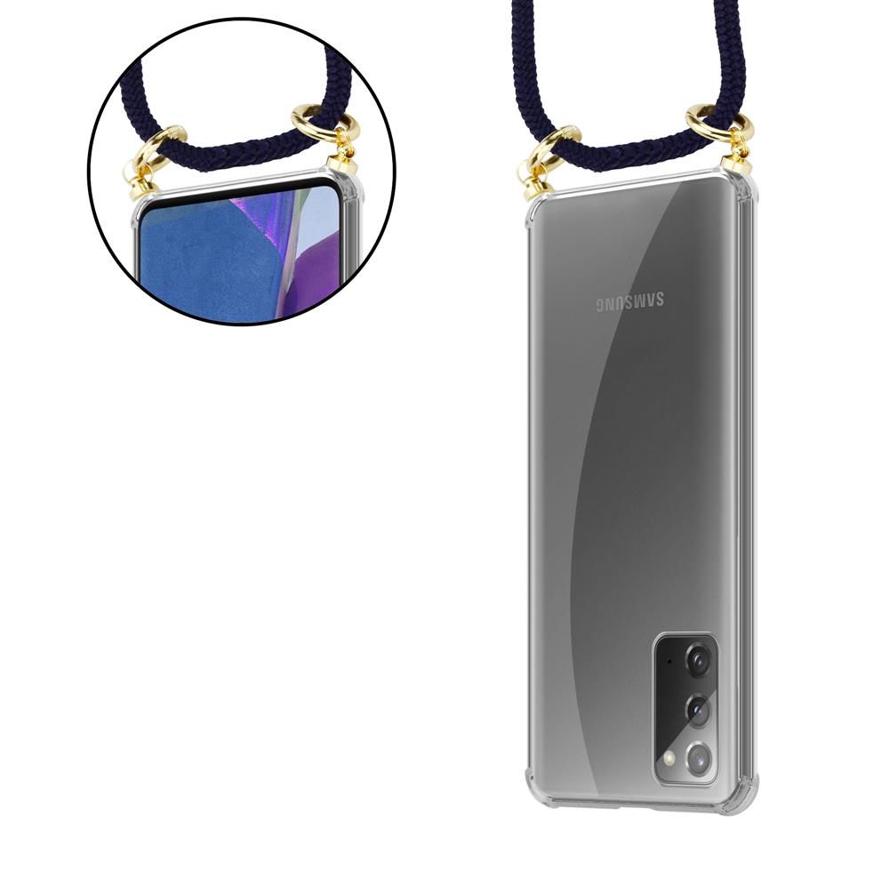 Una custodia trasparente per telefono con un laccetto blu navy fissato tramite anelli dorati.