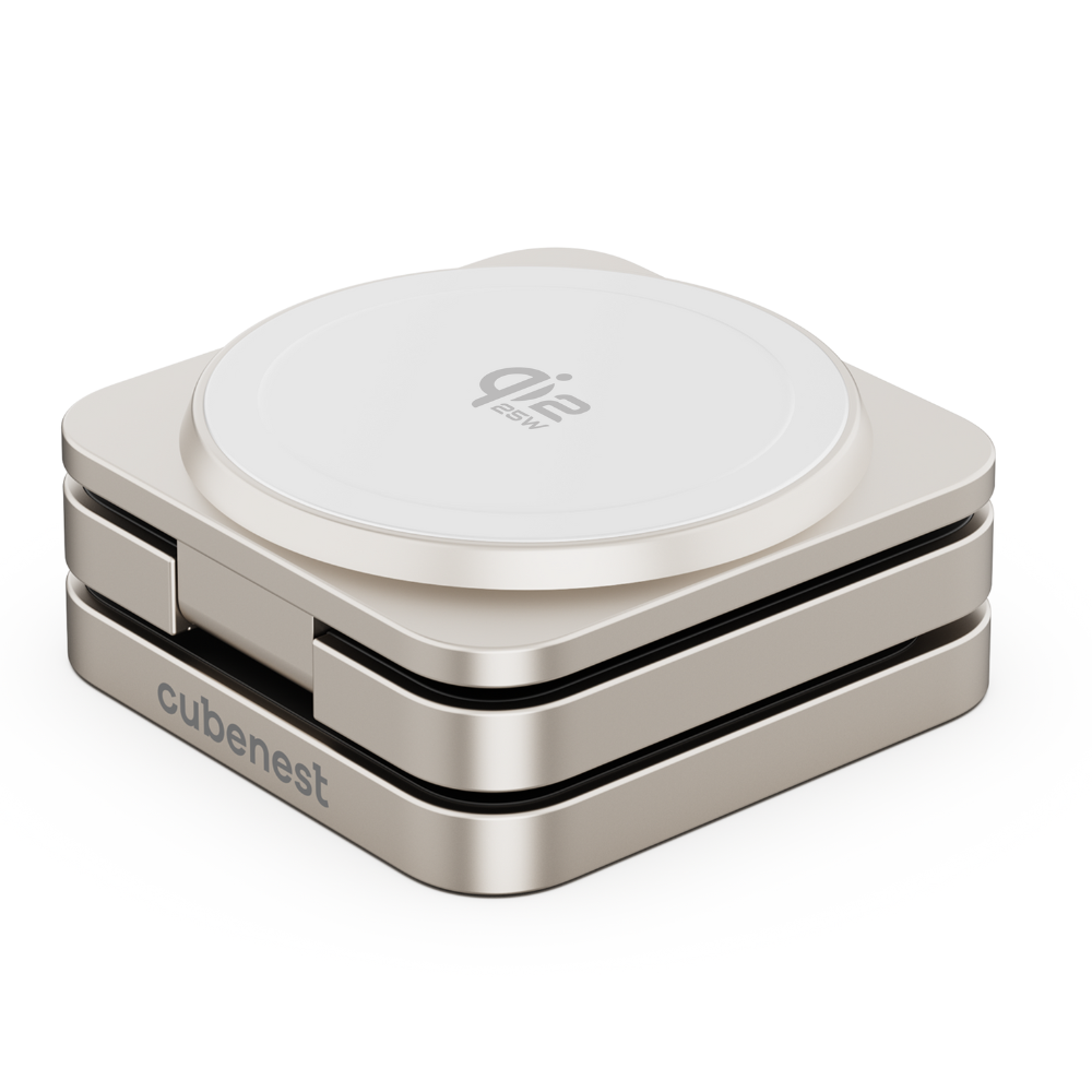 Un caricabatterie wireless argento con parte superiore bianca e logo.
