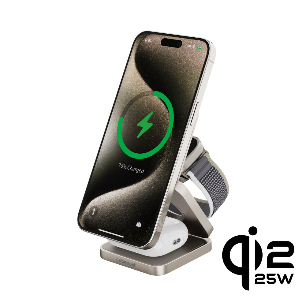 Uno smartphone argentato in carica su un supporto con auricolari e un orologio.
