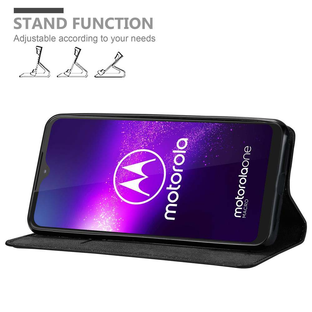 Telefono Motorola One Macro in custodia in pelle nera con funzione stand.