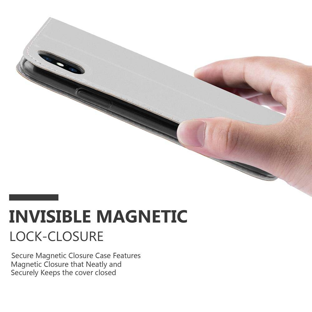 Una custodia per telefono grigia con chiusura magnetica tenuta da una mano.