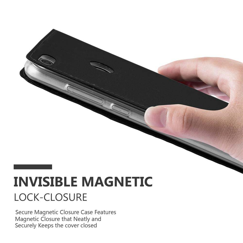 Mano che tiene telefono nero con custodia a chiusura magnetica aperta. Primo piano.