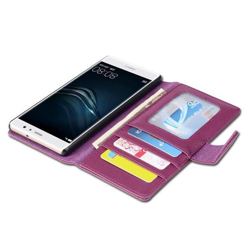 Un portafoglio viola contiene uno smartphone, contanti e carte di credito. Lo schermo del telefono mostra le 08:08.