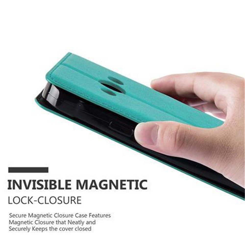 Una mano tiene una custodia per telefono turchese con chiusura magnetica.