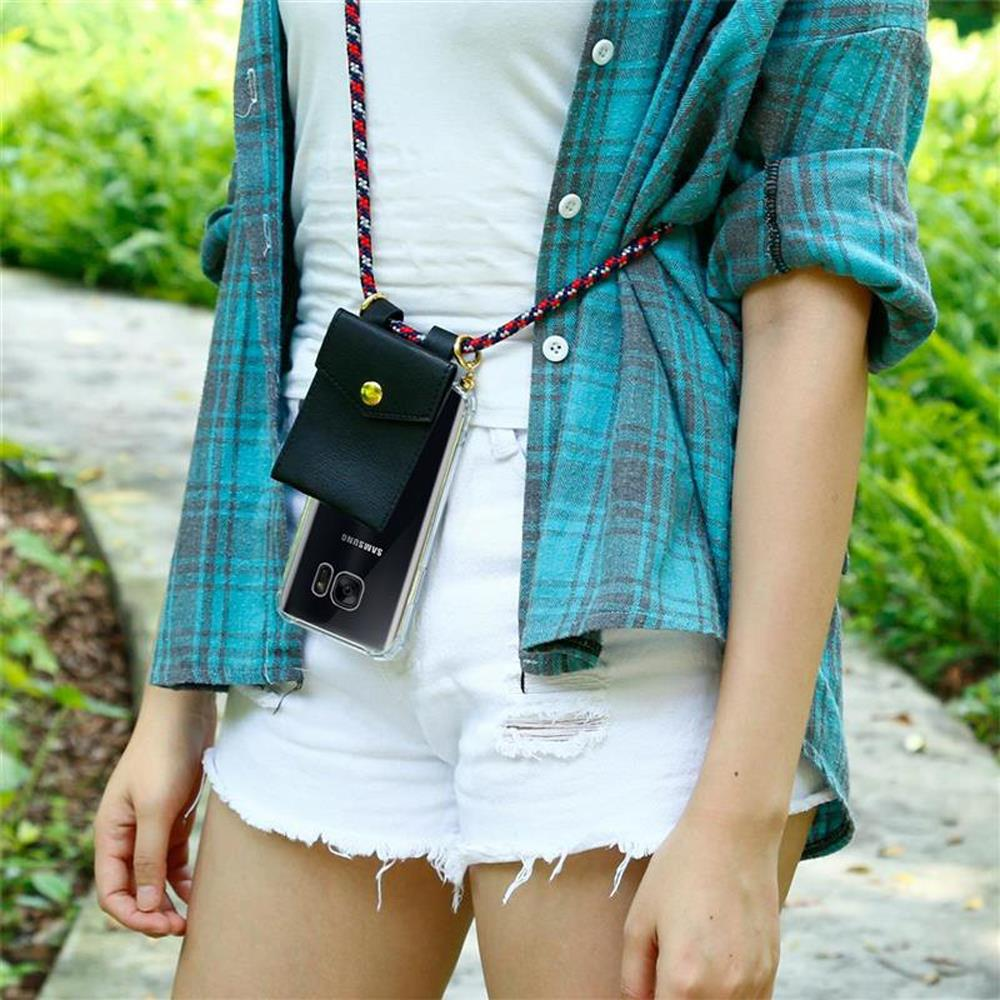 Persona in camicia a quadri blu, top bianco e shorts bianchi strappati indossa custodia telefono con cinturino.