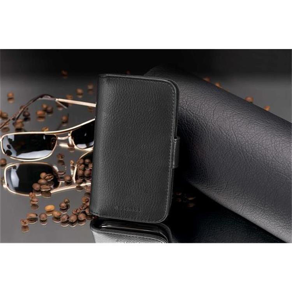 Custodia in pelle nera accanto a occhiali da sole e chicchi di caffè su superficie nera.