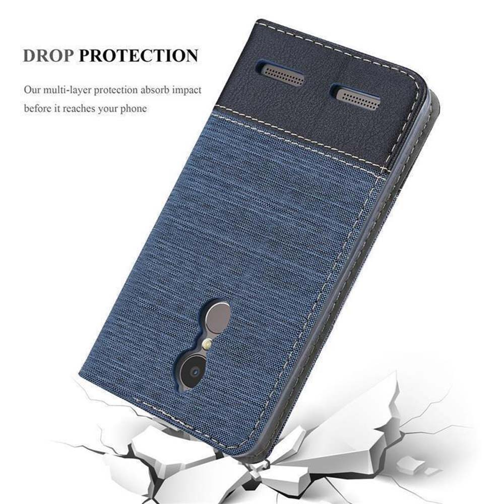 Blaues Handycover mit schwarzem Lederteil, das fällt.