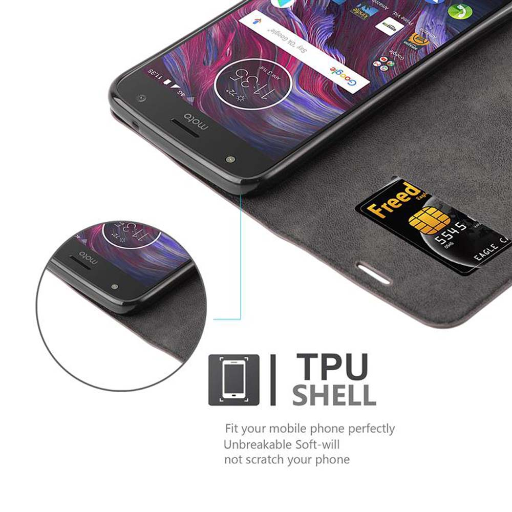 Ein Moto-Smartphone in einer schwarzen Hülle mit einer Karte. Text: TPU SHELL.