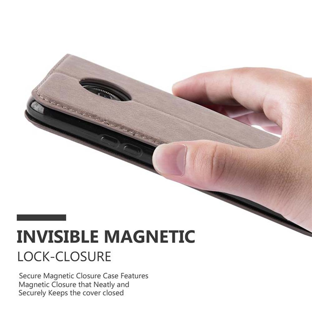 Braune Handyhülle mit magnetischem Verschluss wird von einer Hand gehalten.