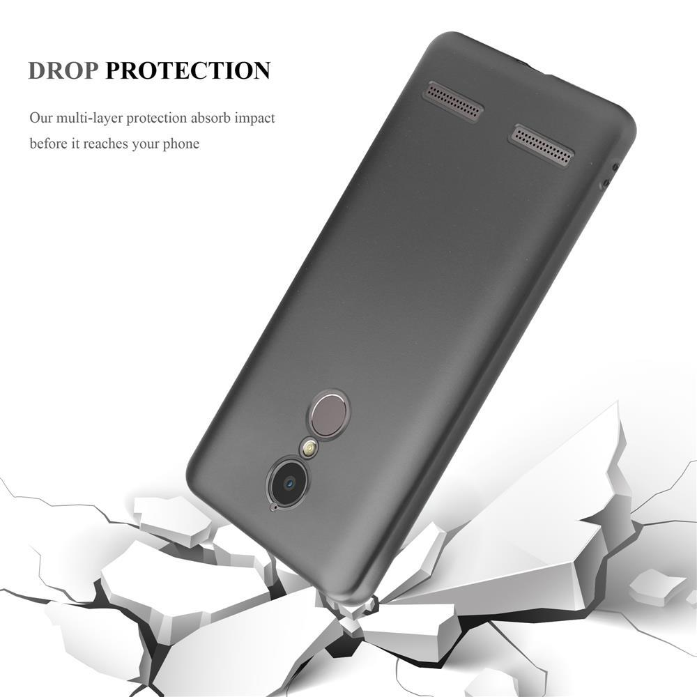 Cover grigia per telefono cade su terreno incrinato, illustra protezione.