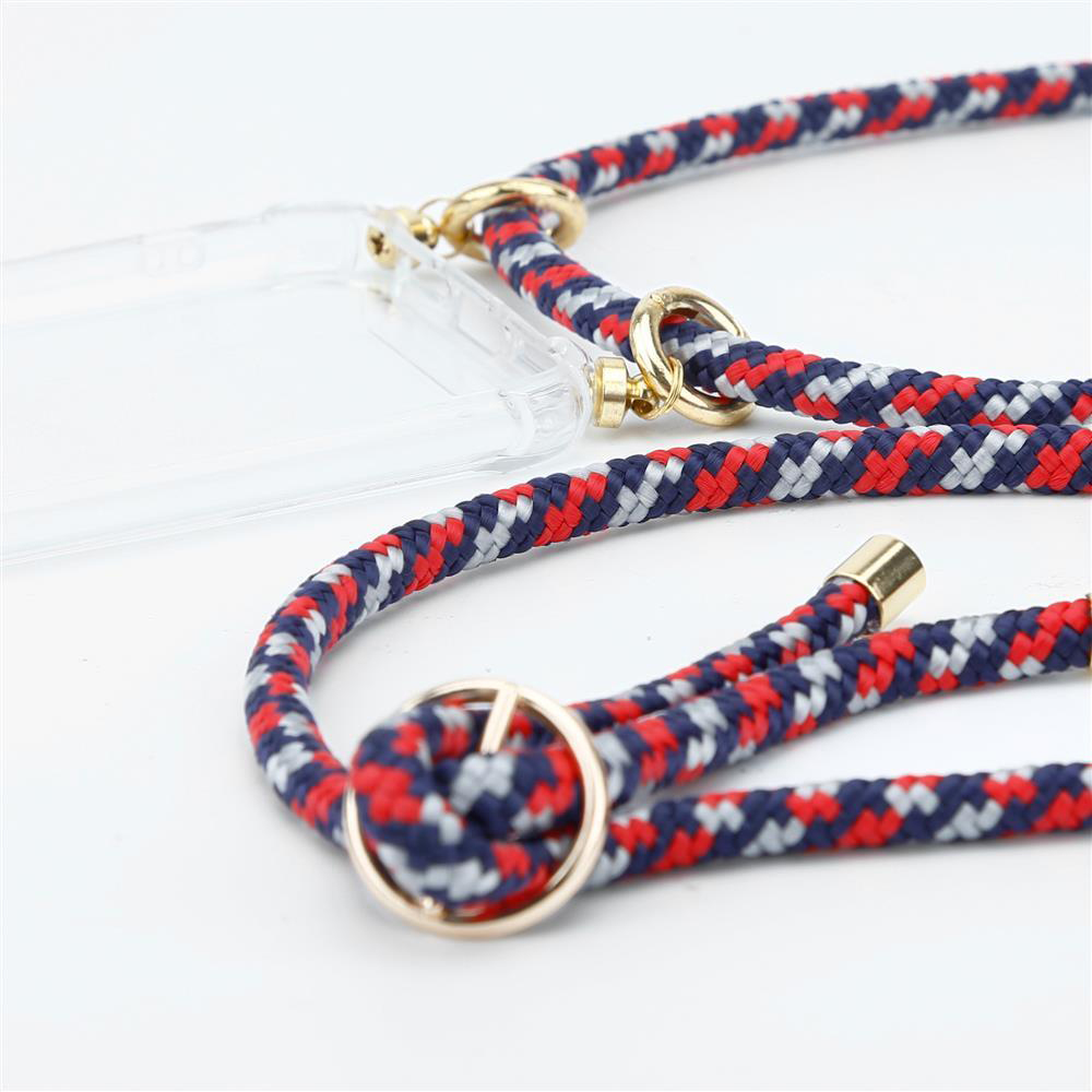 Una custodia trasparente per telefono con un cordino rosso, blu navy e grigio e hardware dorato.
