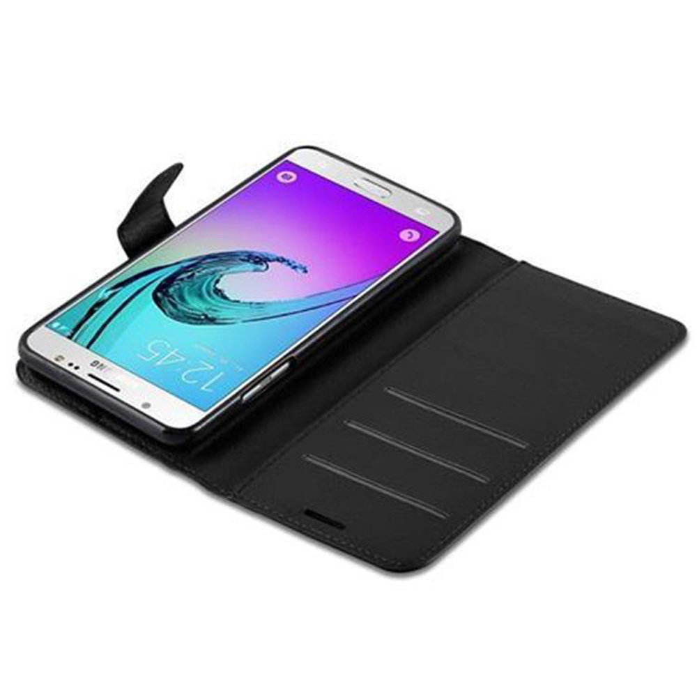 Uno smartphone in una custodia in pelle nera con uno sfondo a onde.