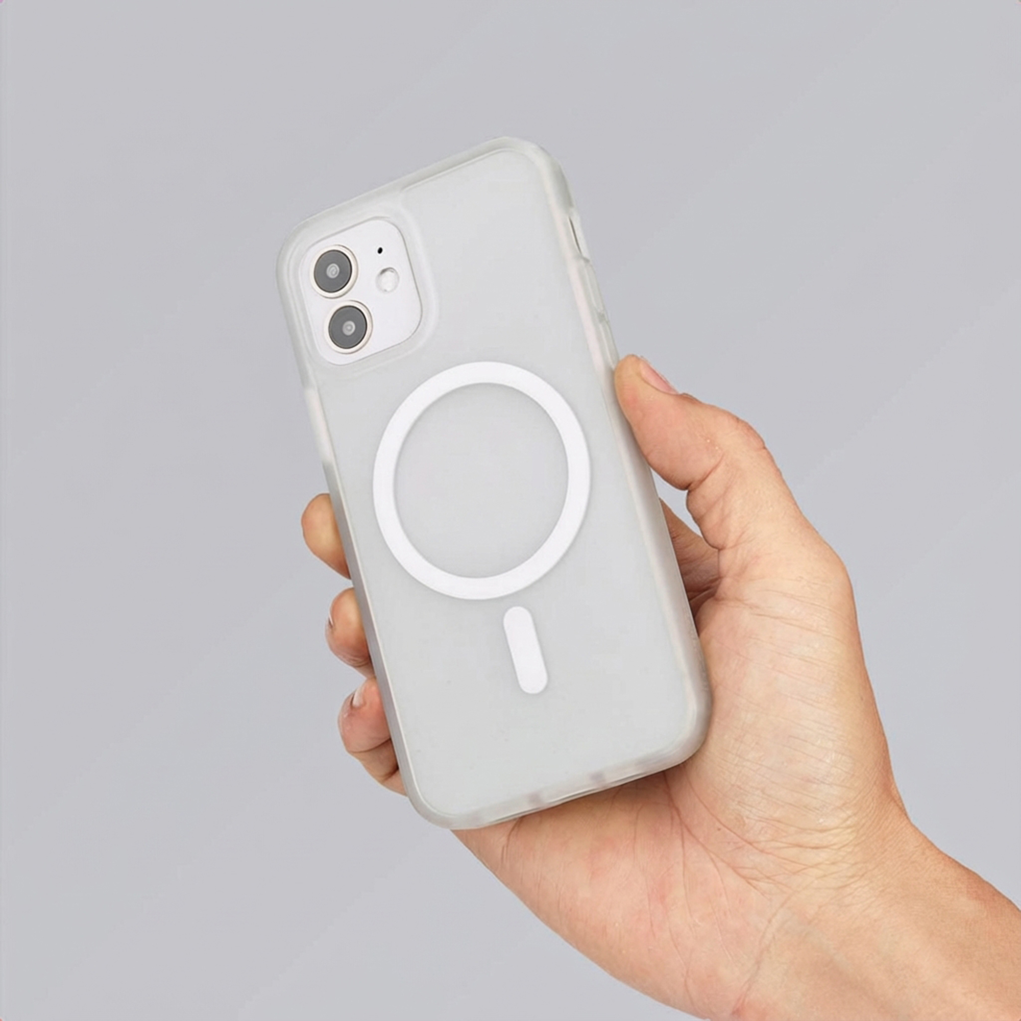 Een hand houdt een witte iPhone met een doorzichtige hoes vast.