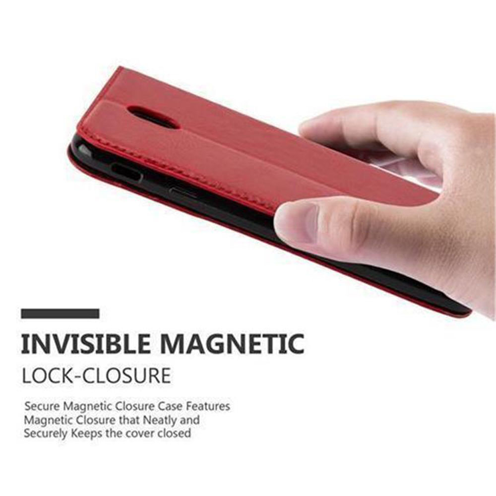 Rote Handyhülle mit magnetischem Verschluss wird von einer Hand gehalten.