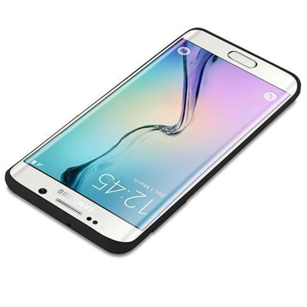 Un Samsung bianco con schermo curvo mostra le 12:45 su sfondo colorato.