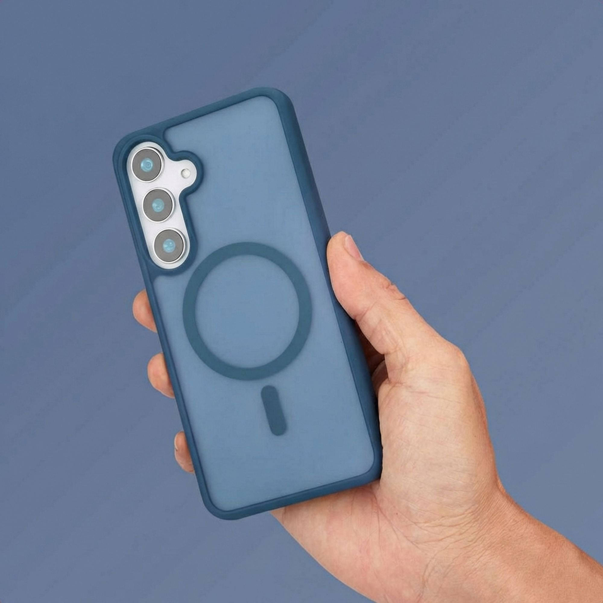 Een hand houdt een blauwe telefoon vast met drie camera's en een cirkelvorm.